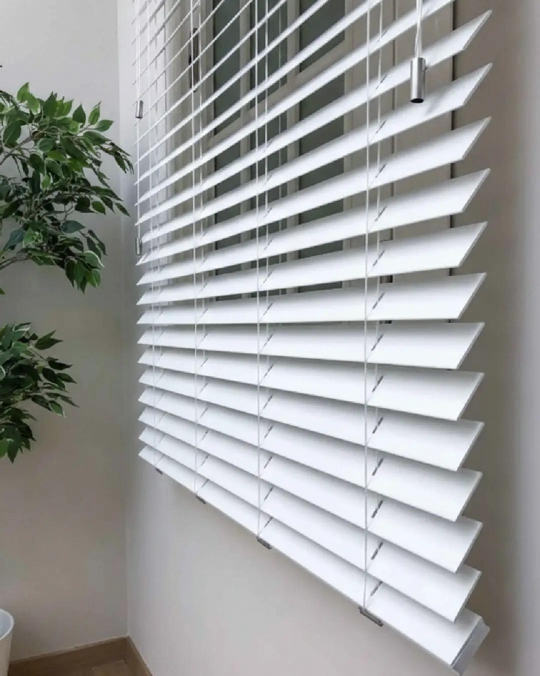 beyaz gerçek ahşap jaluzi perde – İpli mekanizmalı modern tasarım beyaz gerçek ahşap jaluzi perde – İpli mekanizmalı modern tasarım