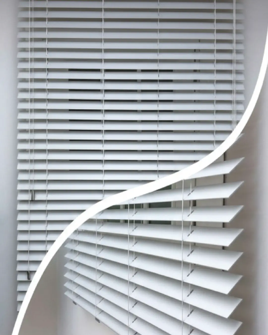 beyaz gerçek ahşap jaluzi perde – İpli mekanizmalı modern tasarım beyaz gerçek ahşap jaluzi perde – İpli mekanizmalı modern tasarım