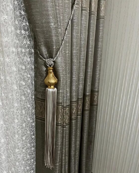 Perdeshop | Online Tül Perde, Fon Perde ve Aksesuarları gold Şerit detaylı pano fon perde – modern ve lüks salon dekoru –1. kalite