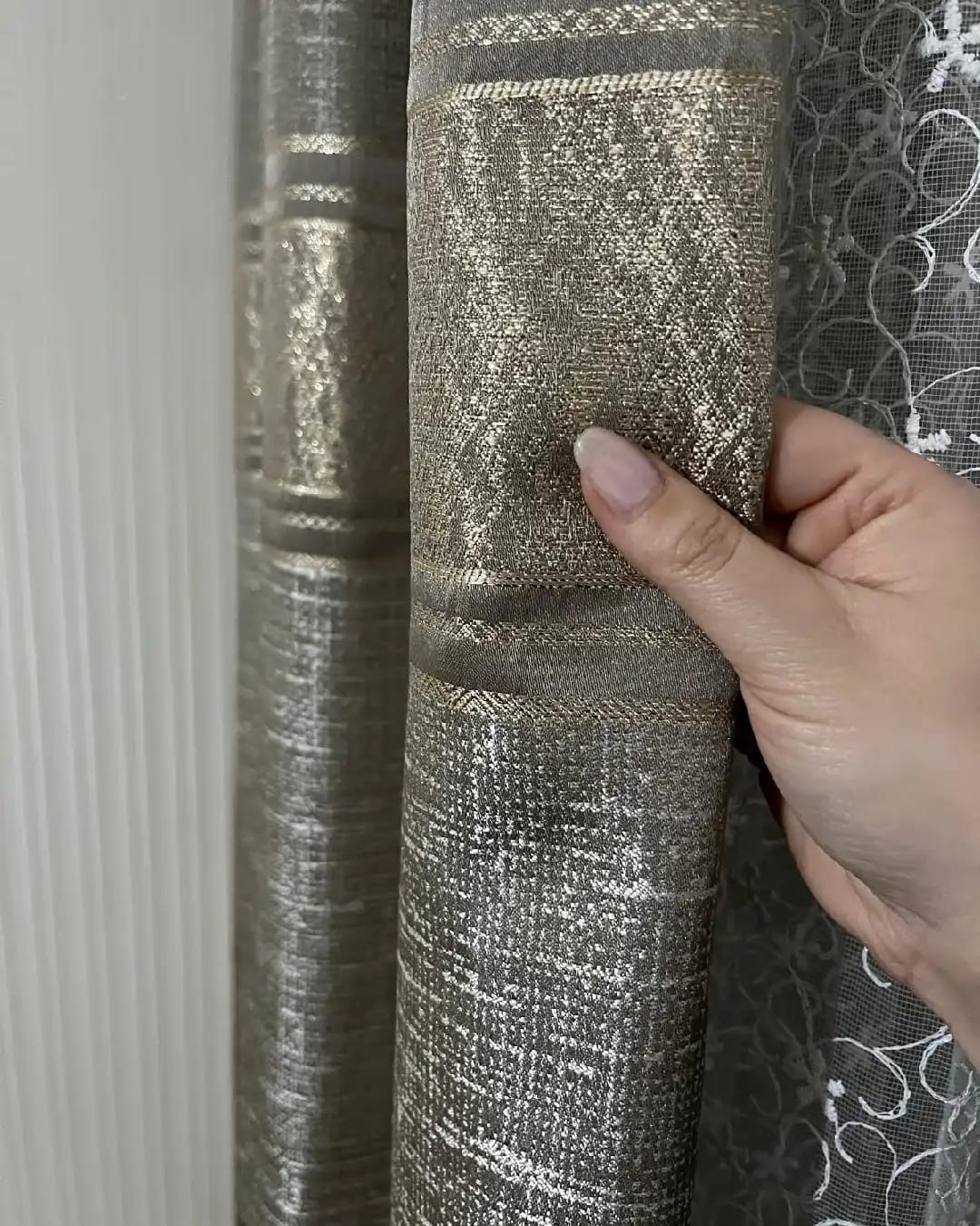 gold Şerit detaylı pano fon perde – modern ve lüks salon dekoru –1. kalite gold Şerit detaylı pano fon perde – modern ve lüks salon dekoru –1. kalite