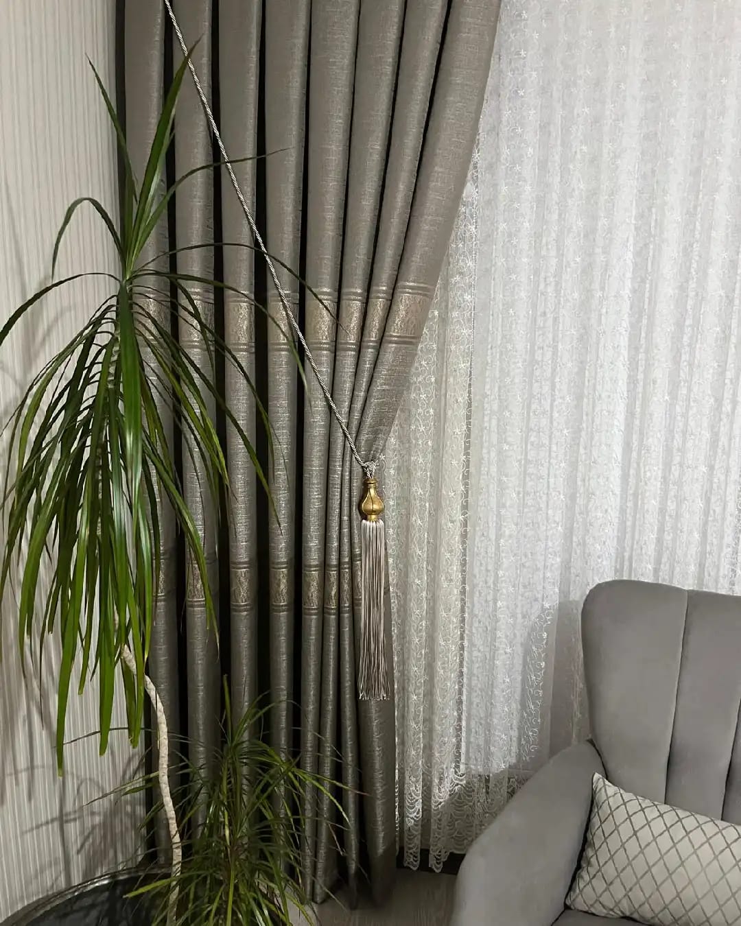 gold Şerit detaylı pano fon perde – modern ve lüks salon dekoru –1. kalite gold Şerit detaylı pano fon perde – modern ve lüks salon dekoru –1. kalite