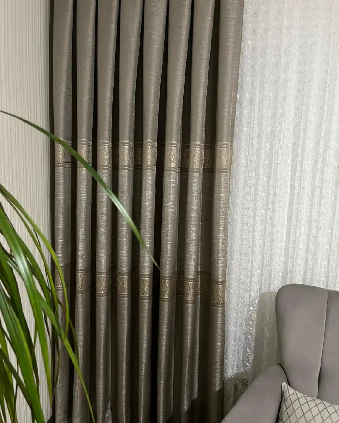 gold Şerit detaylı pano fon perde – modern ve lüks salon dekoru –1. kalite gold Şerit detaylı pano fon perde – modern ve lüks salon dekoru –1. kalite