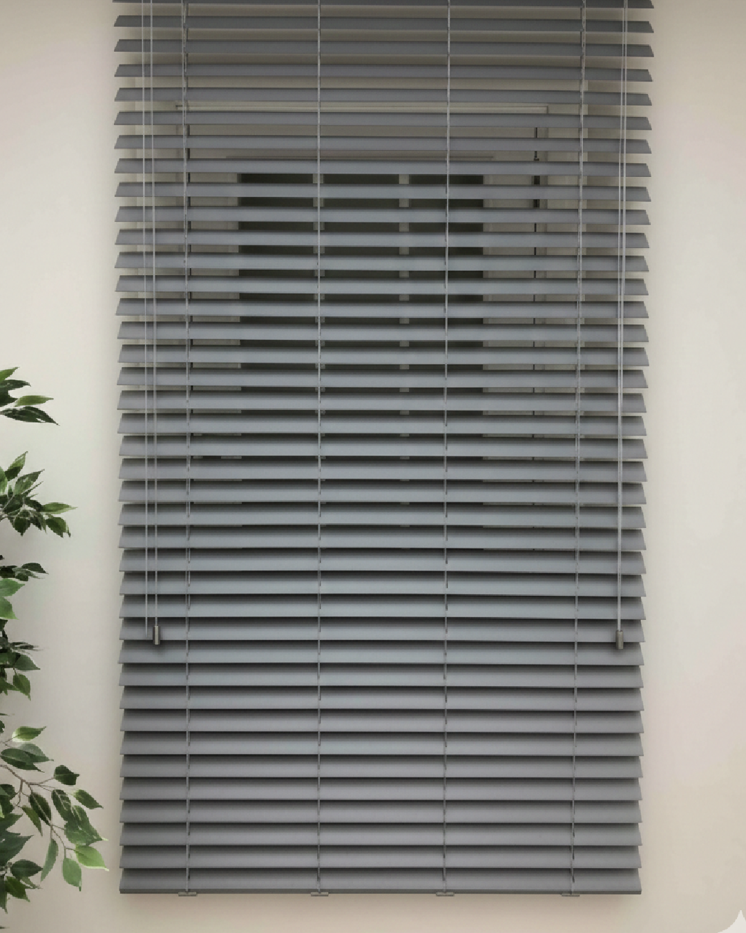 gri 50mm gerçek ahşap jaluzi perde – İpli mekanizmalı modern tasarım (kopya) (kopya) gri 50mm gerçek ahşap jaluzi perde – İpli mekanizmalı modern tasarım (kopya) (kopya)