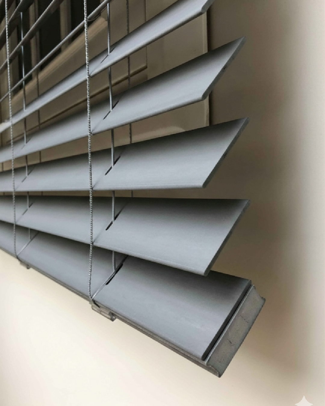 gri 50mm gerçek ahşap jaluzi perde – İpli mekanizmalı modern tasarım (kopya) (kopya) gri 50mm gerçek ahşap jaluzi perde – İpli mekanizmalı modern tasarım (kopya) (kopya)