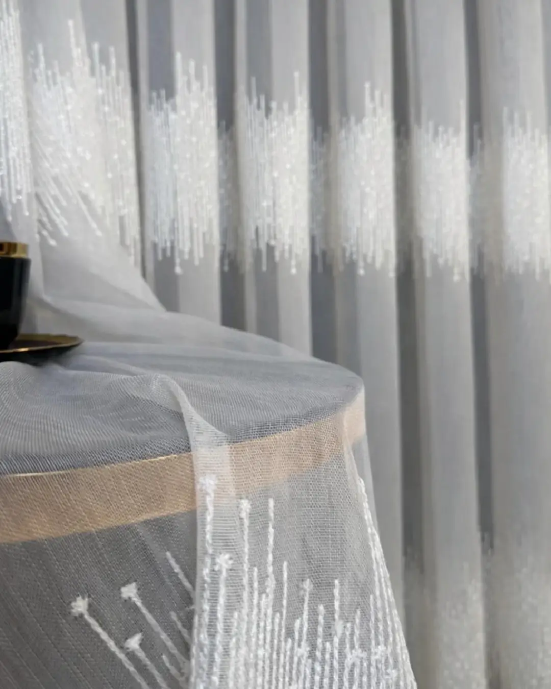 İnci bantlı nakışlı tül perde – Ütü gerektirmez, tüm pile seçenekleri mevcut İnci bantlı nakışlı tül perde – Ütü gerektirmez, tüm pile seçenekleri mevcut