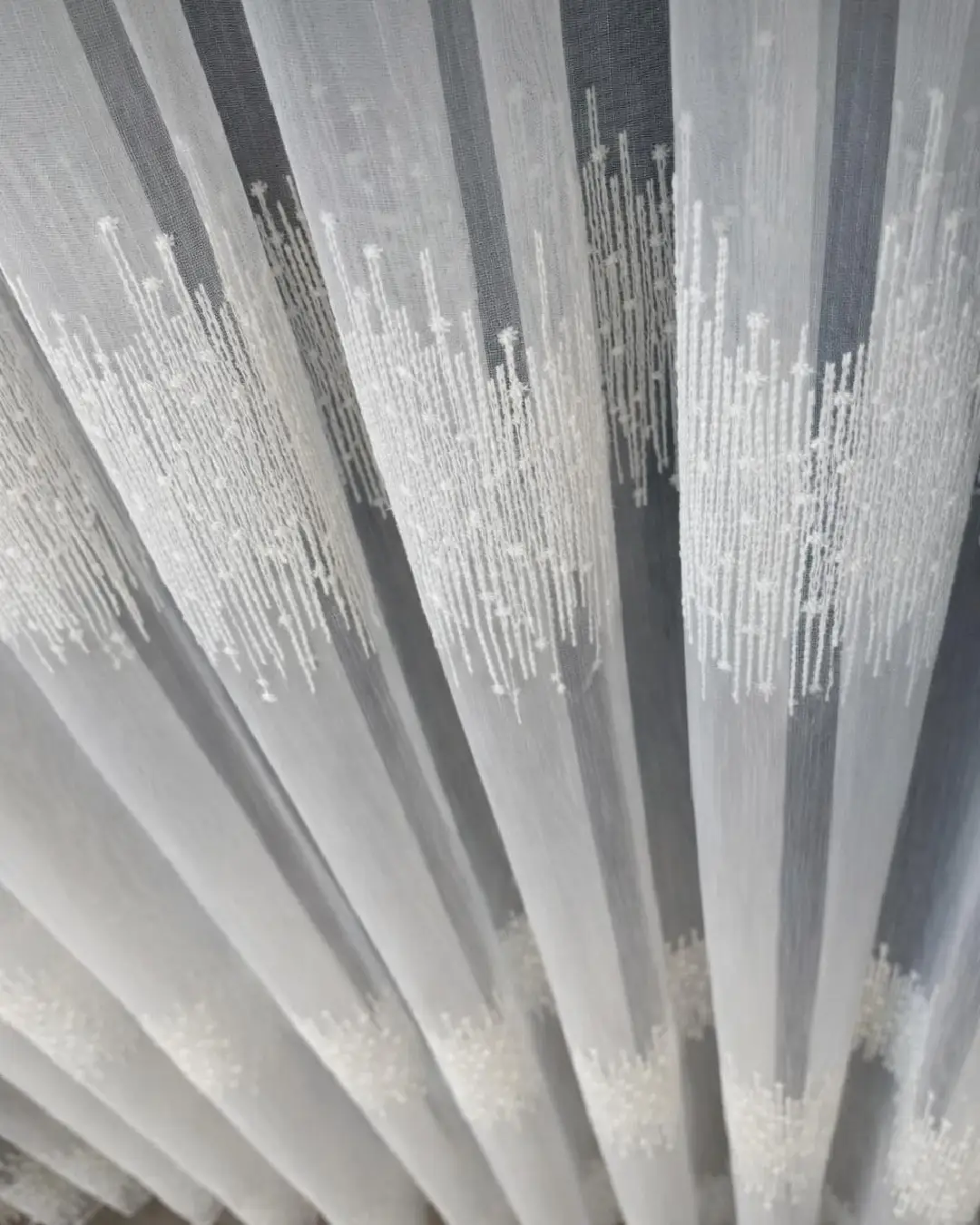 İnci bantlı nakışlı tül perde – Ütü gerektirmez, tüm pile seçenekleri mevcut İnci bantlı nakışlı tül perde – Ütü gerektirmez, tüm pile seçenekleri mevcut