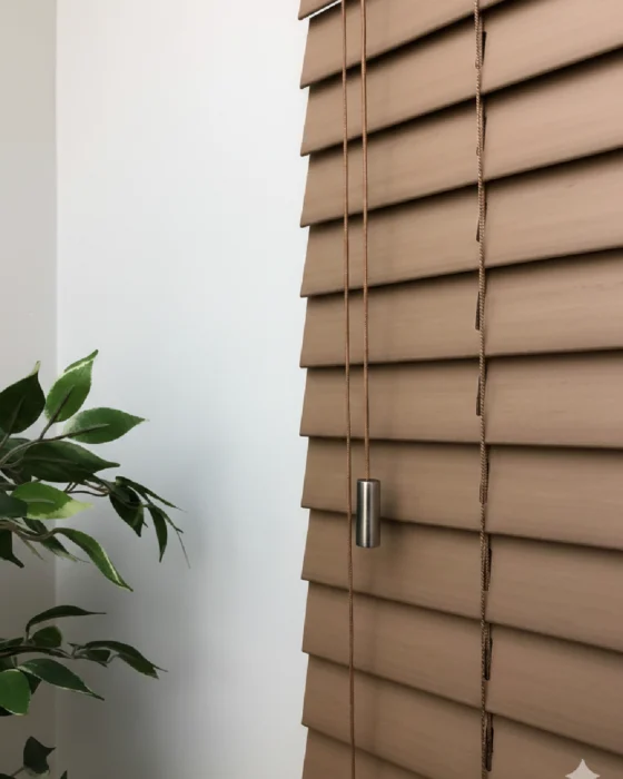 Perdeshop | Online Tül Perde, Fon Perde ve Aksesuarları acık kahve 50mm gerçek ahşap jaluzi perde – İpli mekanizmalı modern tasarım
