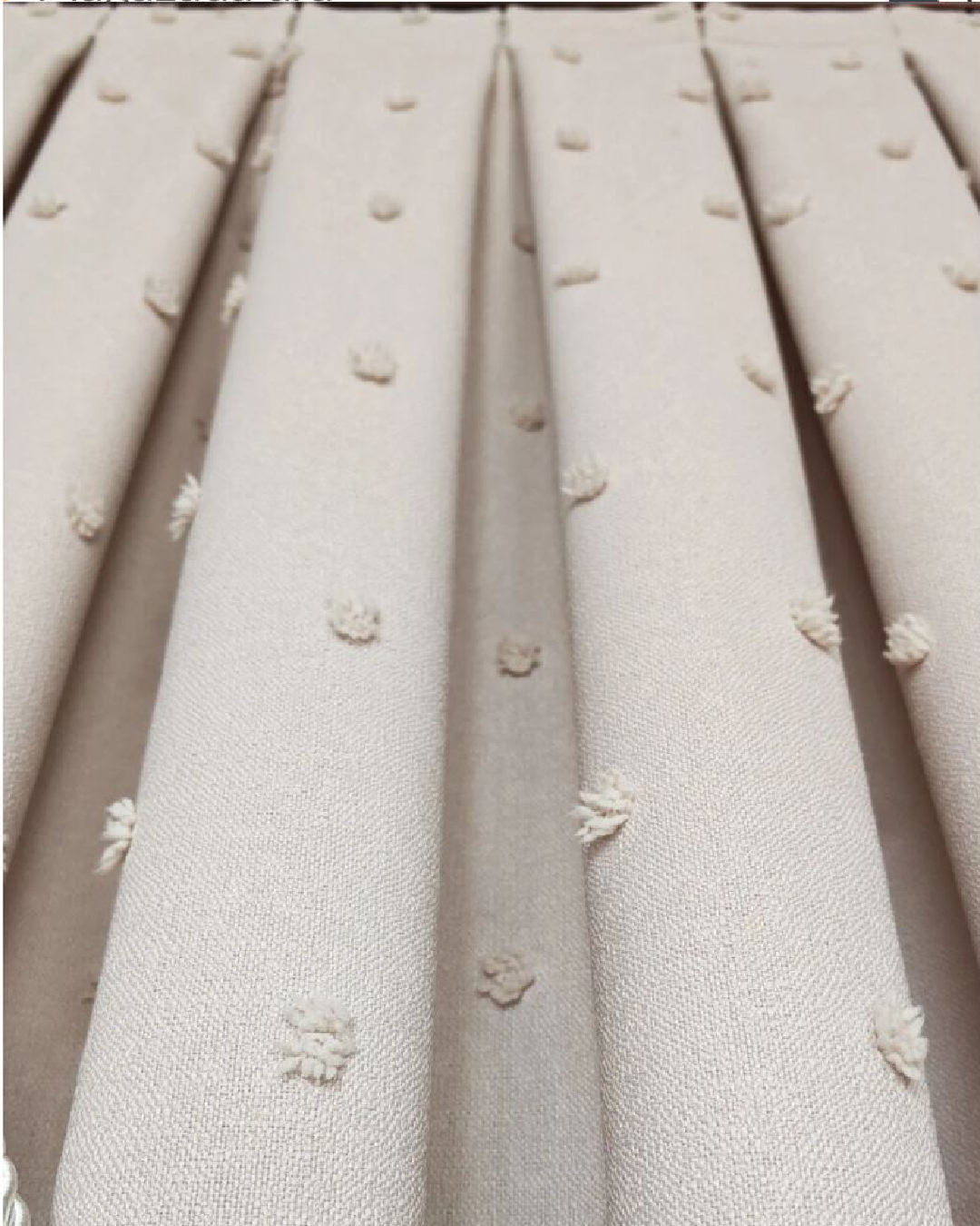 ponponlu krem rengi pileli fon perde – dekoratif modern Şıklık ponponlu krem rengi pileli fon perde – dekoratif modern Şıklık