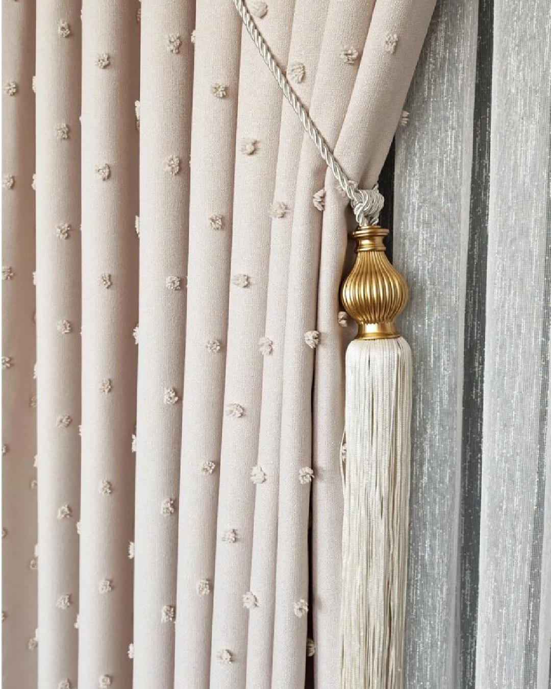 ponponlu krem rengi pileli fon perde – dekoratif modern Şıklık ponponlu krem rengi pileli fon perde – dekoratif modern Şıklık